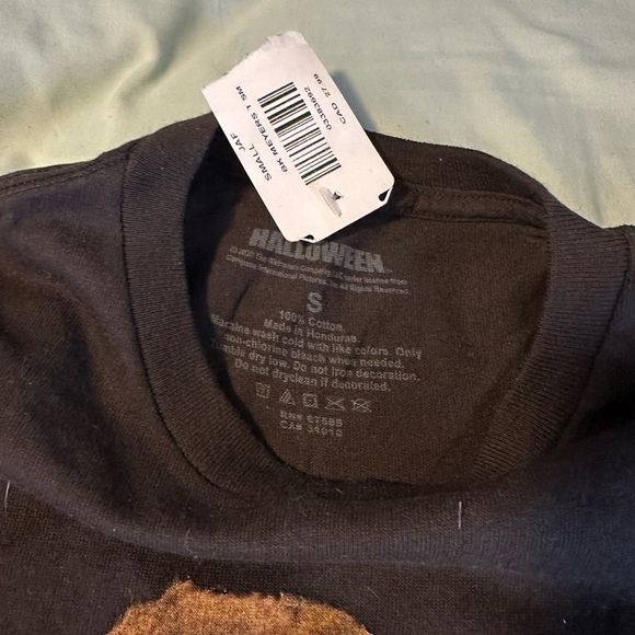 NWT HALLOWEEN MICHAEL MYERS Giving the Finger Small Black Graphic Tee. - Picture 3 of 6